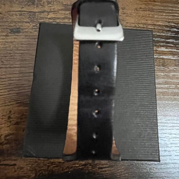 GUESS Silver Tone Watch Black Genuine Leather Band Japan Movement G758441 - Picture 3 of 4